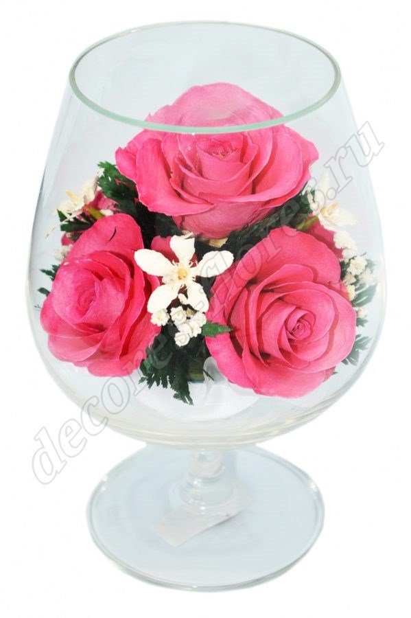 Розовые розы в малом бокале