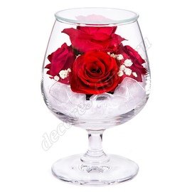 Красные розы в малом бокале