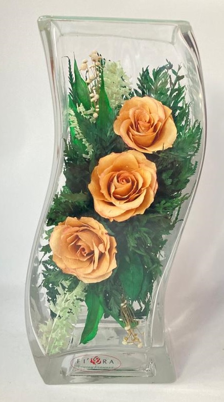 Розы в изогнутой вазе