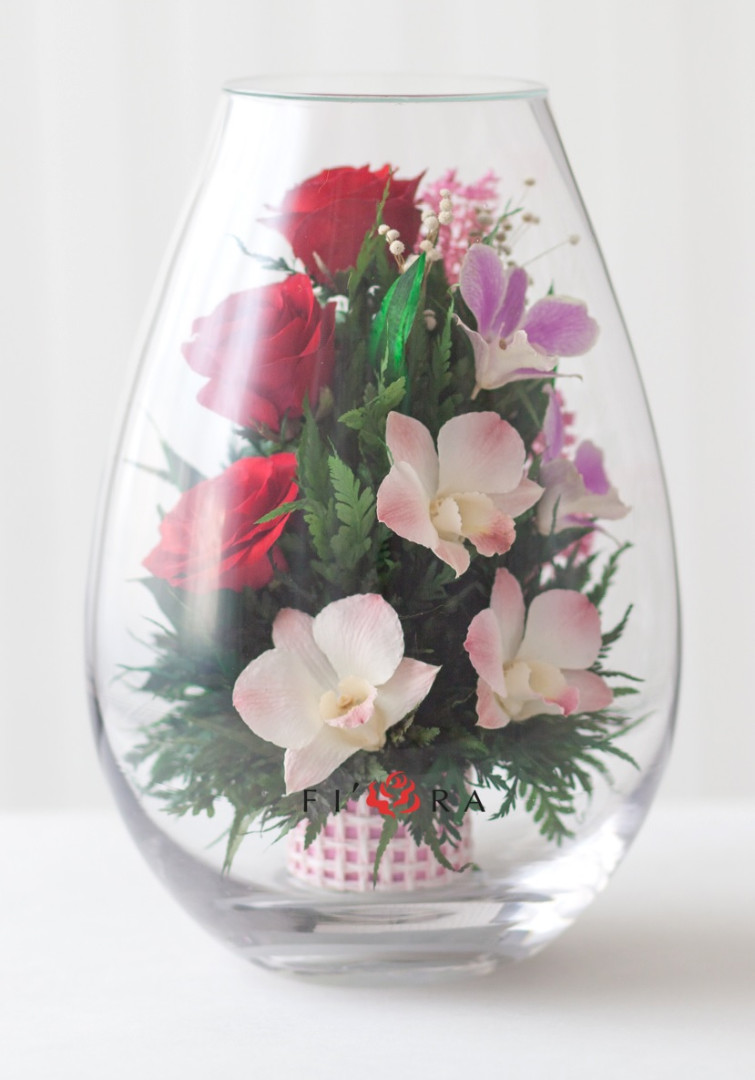 Каплевидная ваза с ярким букетом
