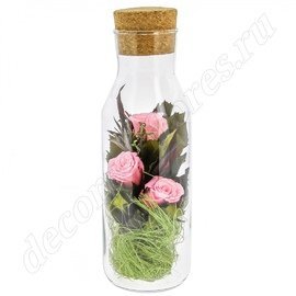 Розовые розы в декоративной вазе