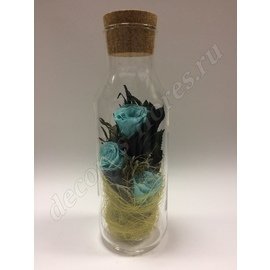 Голубые розы в декоративной вазе с пробкой