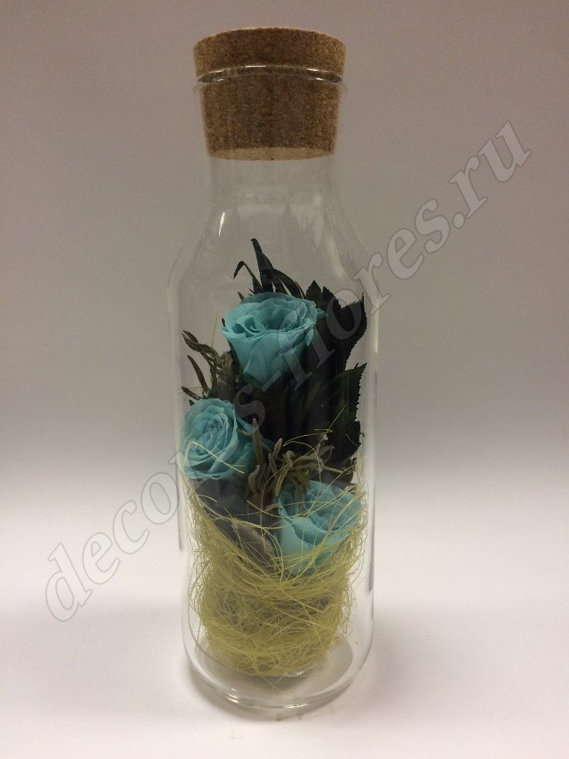 Голубые розы в декоративной вазе с пробкой