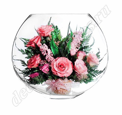 Плоская ваза с розовыми розами
