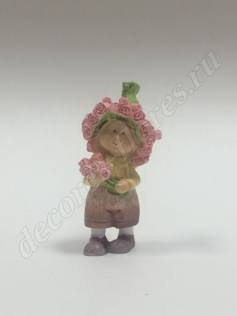 Сувенир Мальчик с розами, 8 см, розовый