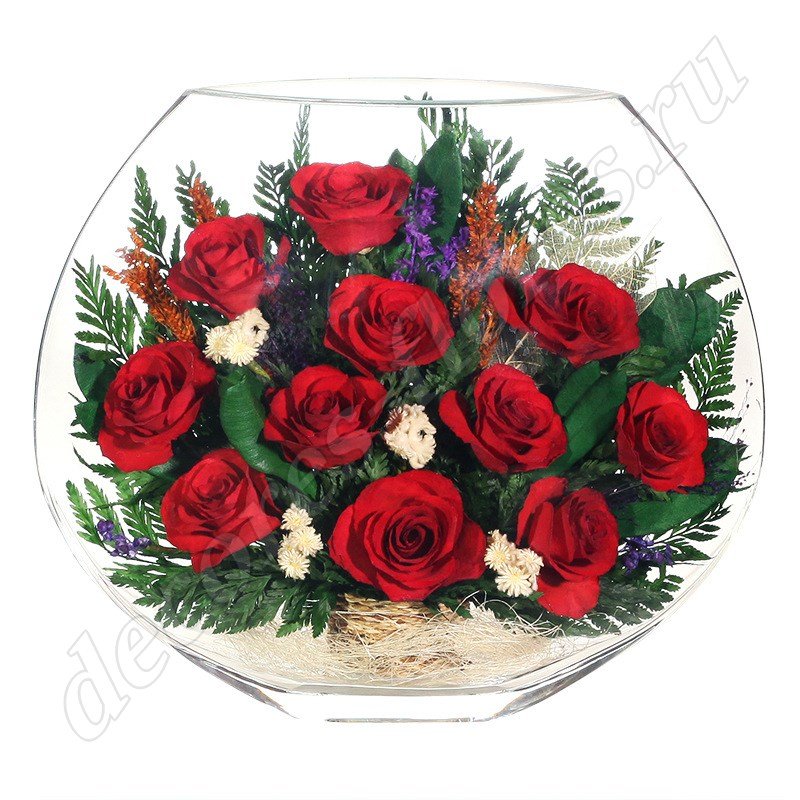 Живые красные розы в стекле