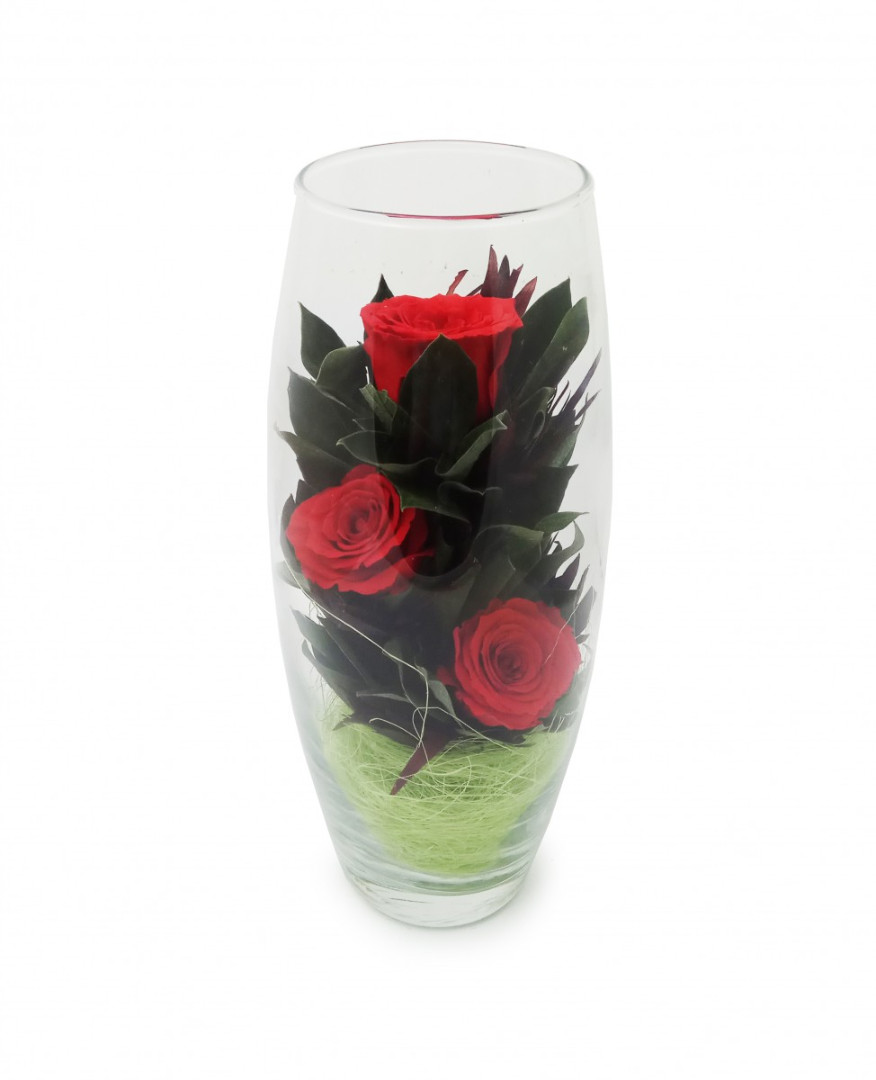 Красные розы в декоративной вазе