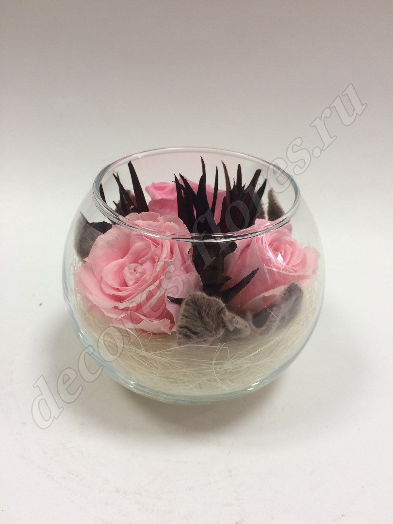 Розовые розы в стеклянной вазе