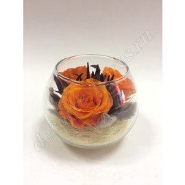 Оранжевые розы в стеклянной вазе