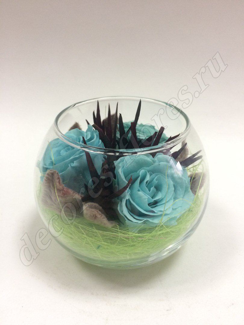 Голубые розы в декоративной вазе