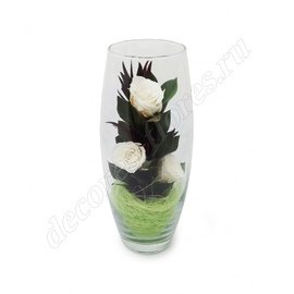 Белые розы в декоративной вазе