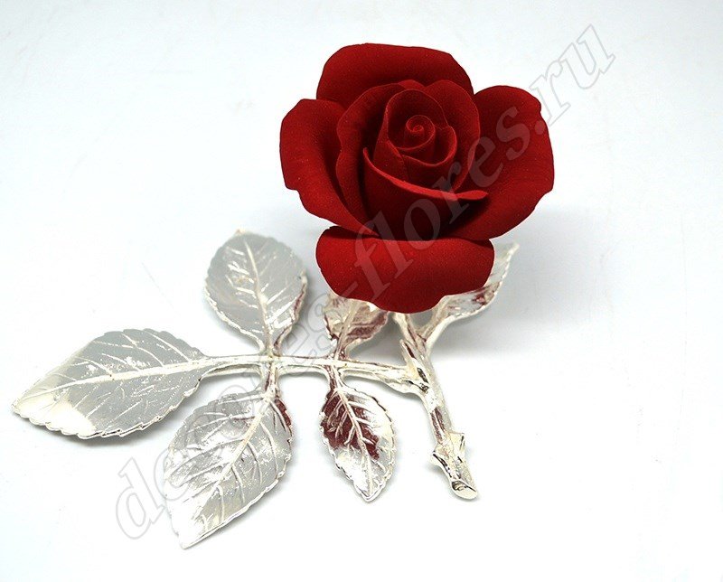 Красная декоративная роза из фарфора