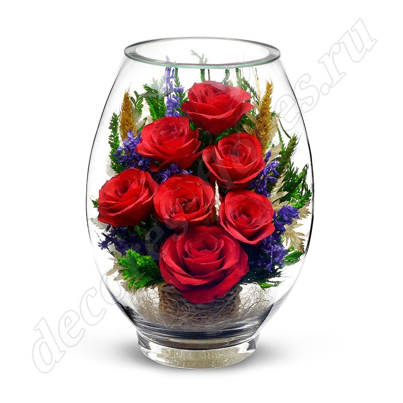 Красные розы в вазе c декором