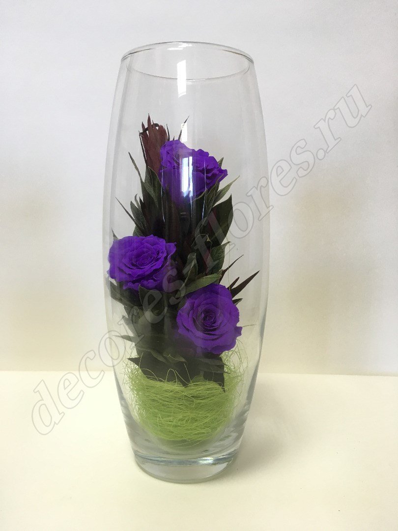 3 лиловые розы в декоративной вазе