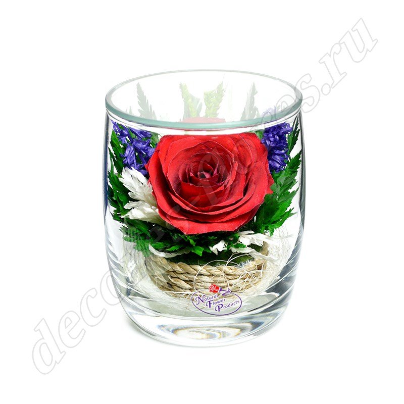 Стеклянный стакан с розой