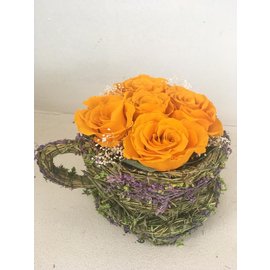 Оранжевые розы в чашке