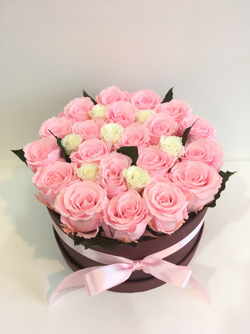 Нежно-розовые и белые розы в коробке