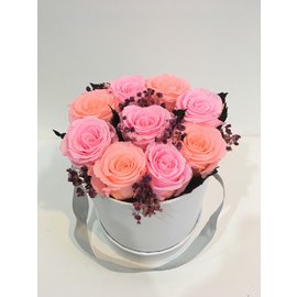 Розовые и персиковые розы в коробке