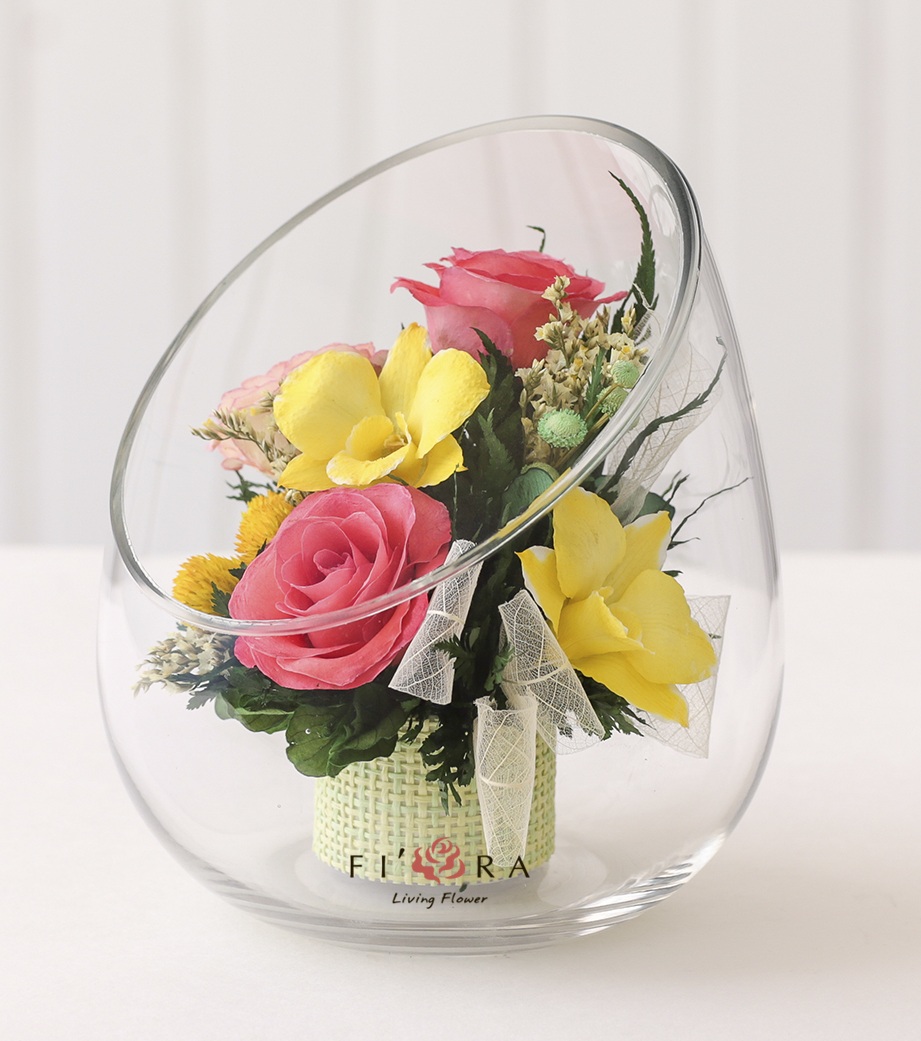 Микс роз и орхидей в овальной вазе