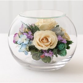 Розы и орхидеи в круглой вазе