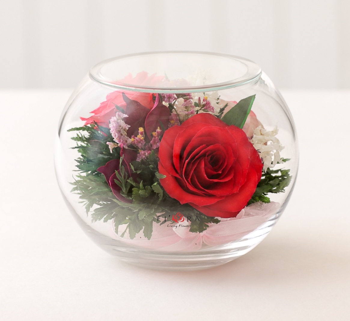 Микс разноцветных роз в круглой вазе