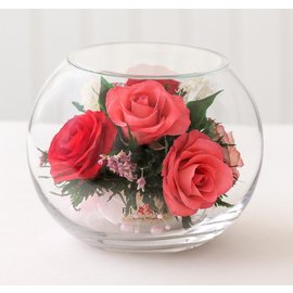 Разноцветные розы в круглой вазе