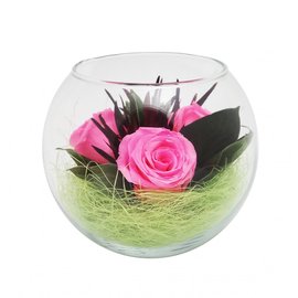 Ярко-розовые розы в среднем шаре в коробке