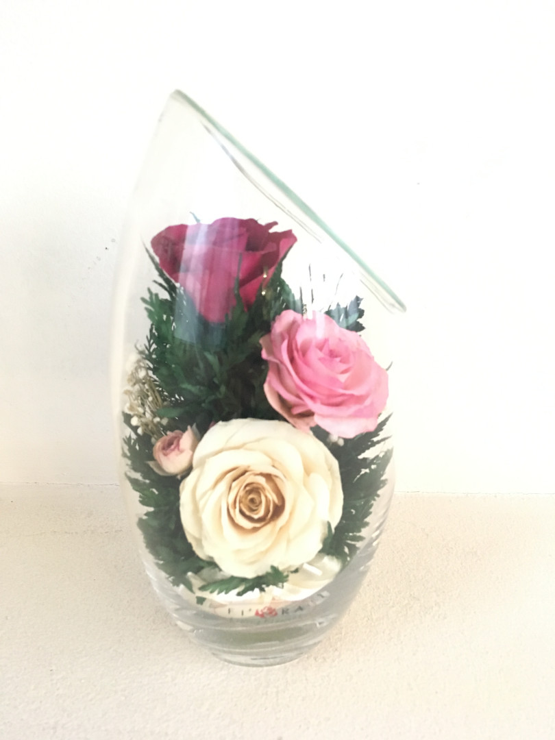 Разноцветные розы в скошенной вазе