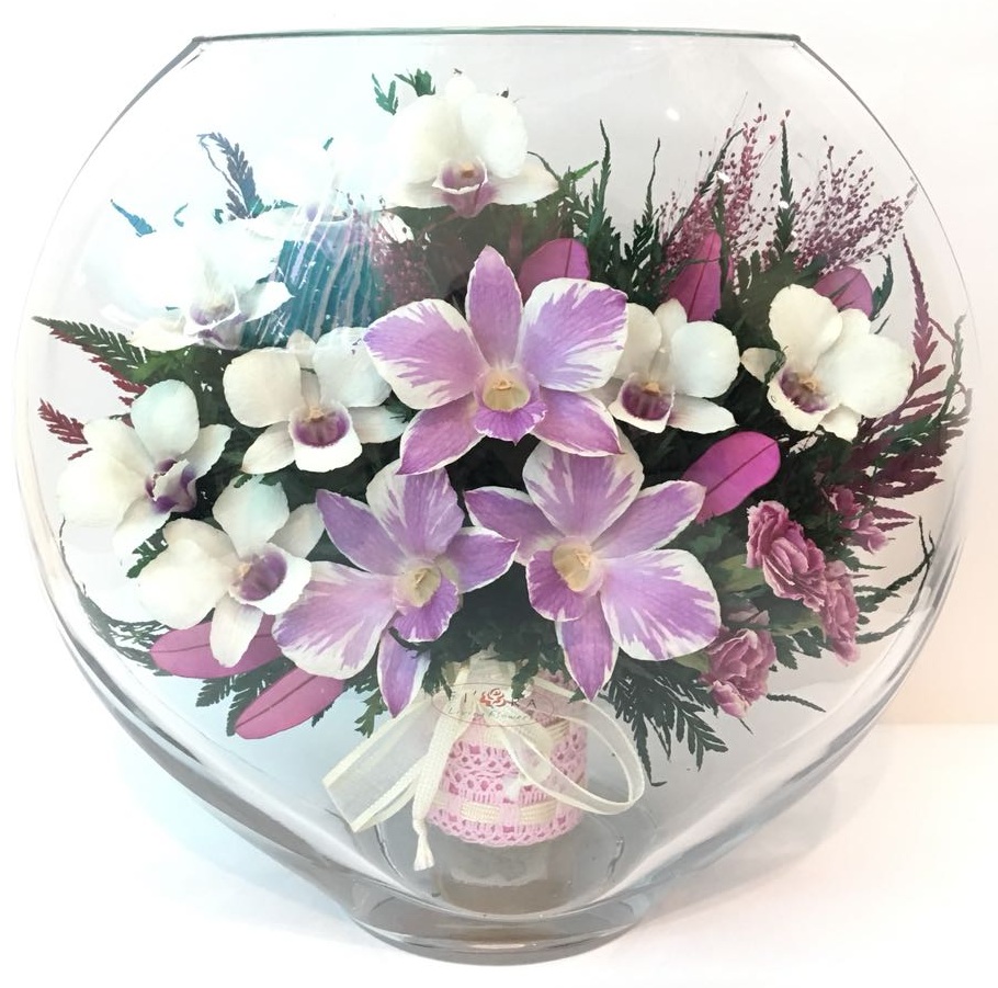 Микс орхидей в средней плоской вазе