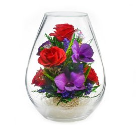 Розы и орхидеи в каплевидной вазе