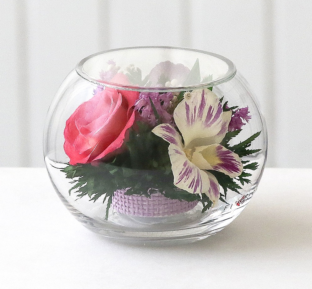Микс роз и орхидей в круглой вазе (Цветы в стекле)