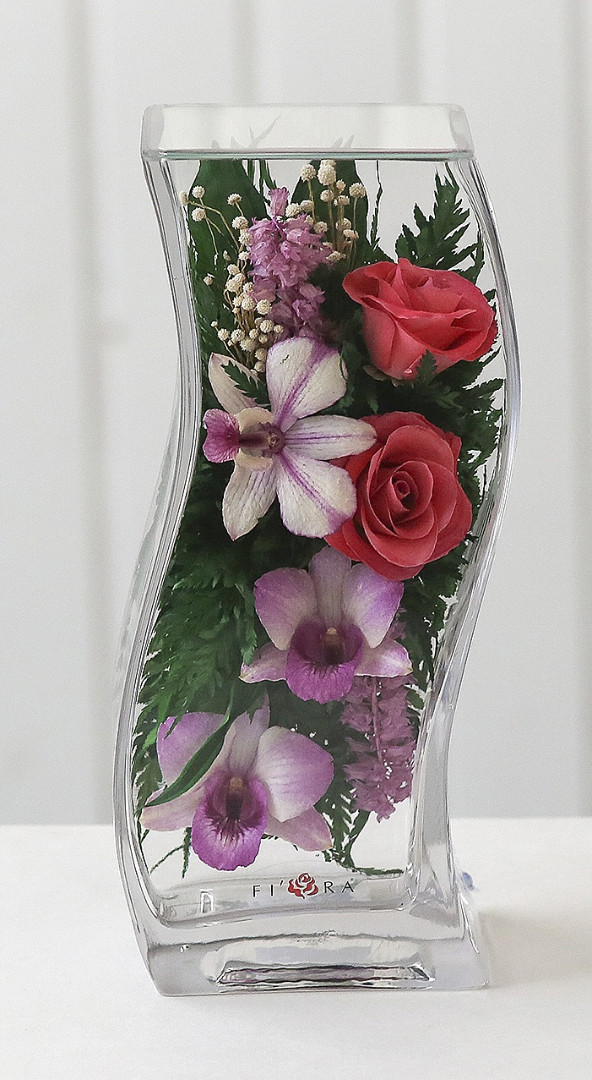 Орхидеи и розы в изогнутой вазе (Цветы в стекле)