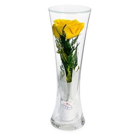 Желтая роза в высокой вазе