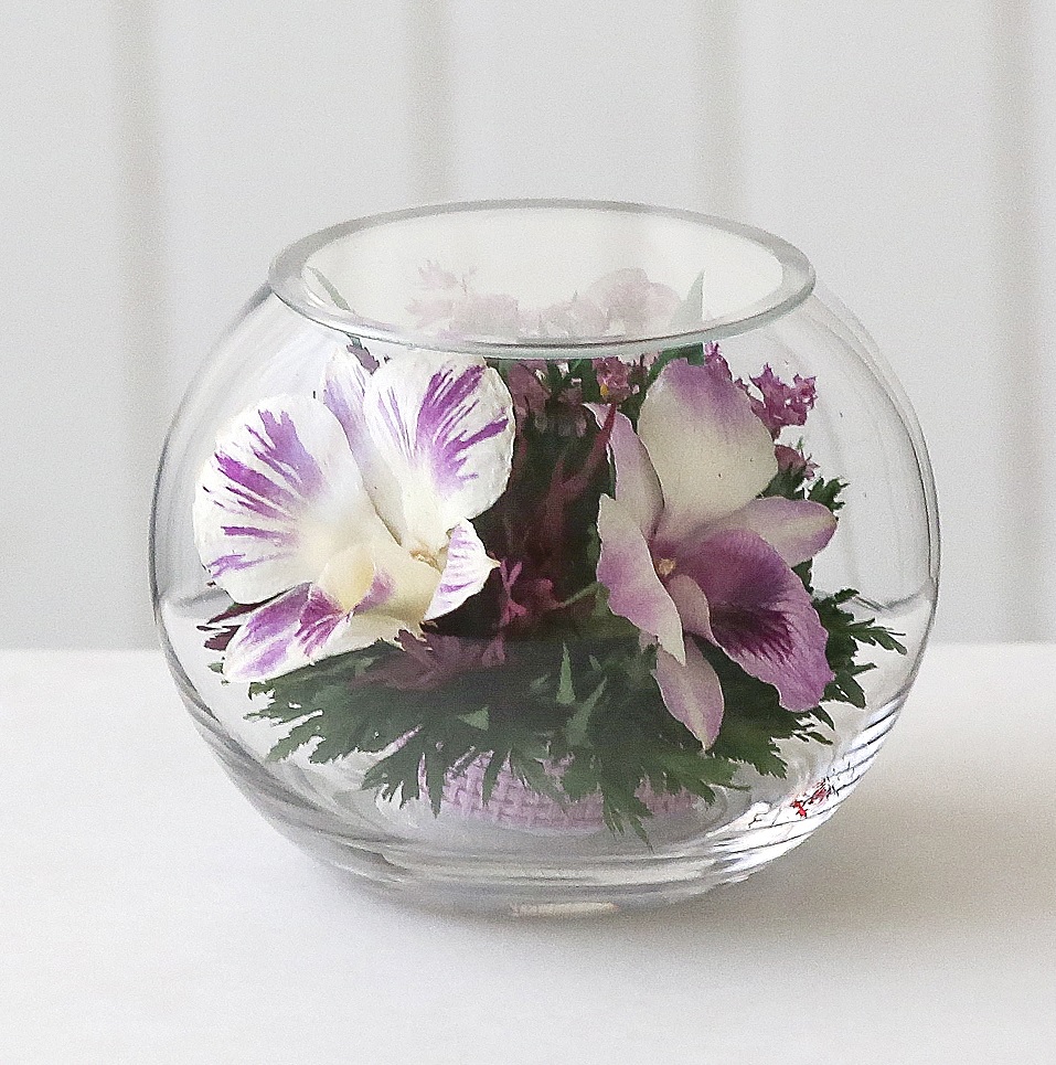 Яркие орхидеи в круглой вазе (Цветы в стекле)