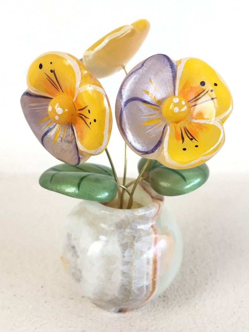 Цветы из селенита в вазе оникс (Анютины глазки)
