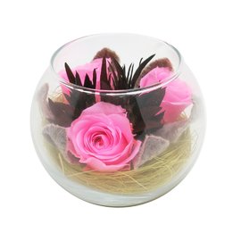 Нежно-розовые розы в среднем шаре в коробке