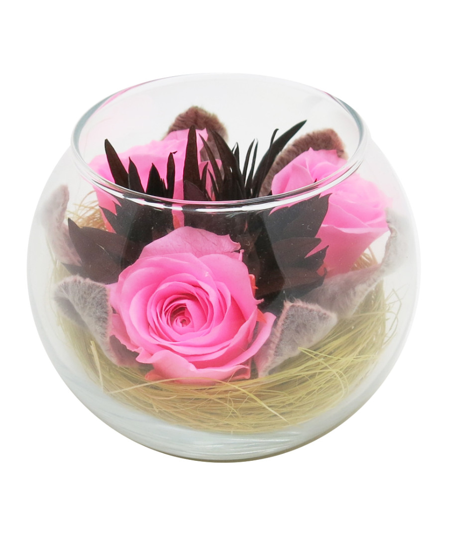Нежно-розовые розы в среднем шаре в коробке