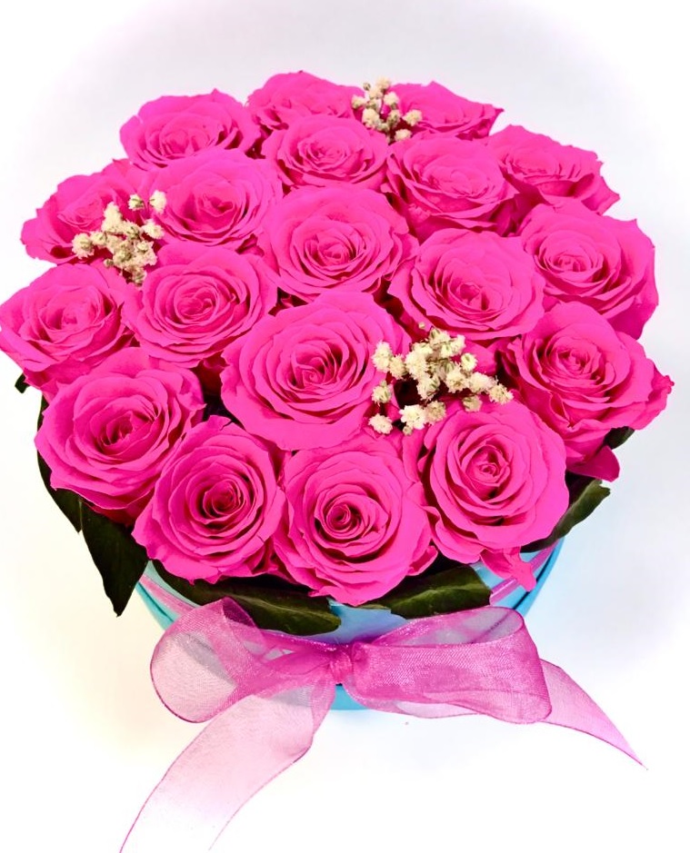 Ярко-розовые розы в коробке