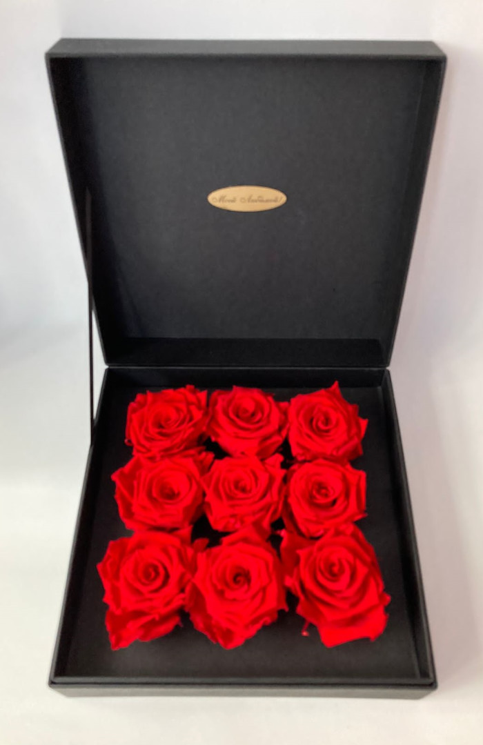 Стабилизированные розы в коробке с гравировкой