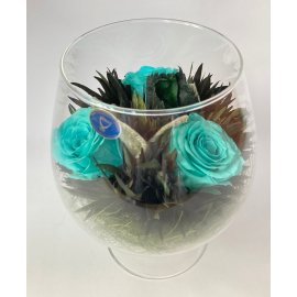 Голубые розы в малом открытом фужере