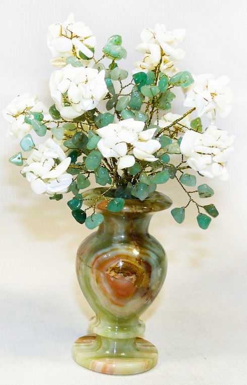 Букет белых хризантем в вазе оникс